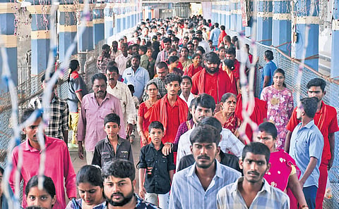 Devotees throng to take darshan of goddess Kanaka Durga in Sri Maha Chandi Devi avatar during day seven of Dussehra festivities atop Indrakeladri hill in Vijayawada on Sunday. 