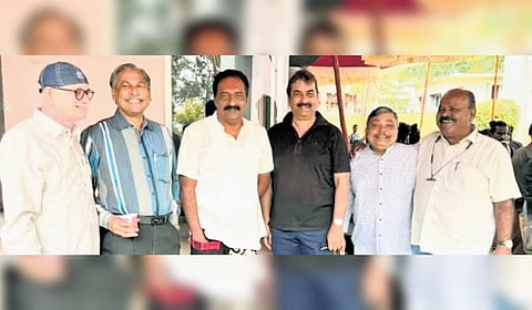 Yashwant Sardeshpande (second from right) with DS Chougle, Prakash Raj, Prakash Garud, Sundar Yashwant and Shahsidar Narendra 