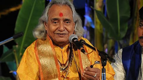 Listen to Pandit Chhannulal Mishra's rendering of “Jiya Lage Na” and you will hear not grandeur but a confessional hush. His was a voice that sounded private even on a stage of thousands. 