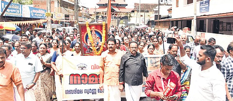 Members of Vishwa Hindu Parishad take out ‘naama japa march’ to the thiruvabharanam commissioner’s office at Aranmula, demanding the arrest of those involved in the Sabarimala gold plate scandal. 