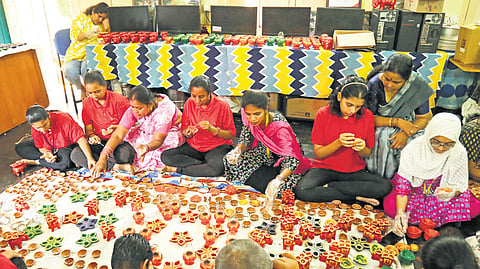 The children are trained not just in making the diyas, but also in painting them using red, green, and blue colours. 