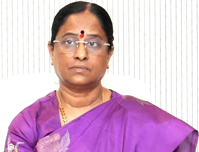 Surekha meets Kharge in Bengaluru