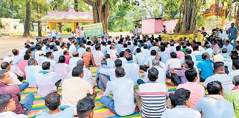 Gathering of farmers on the Kedarnath temple premises in the Ambabhona block 