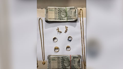 10 tolas of gold and some cash seized by the police.