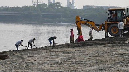 >Preperation for Chhath Puja in River Yamuna in New Delhi.