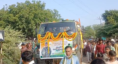 The mortal remains of Martyr Jignesh Chaudhary arrived at Chhapi and were carried in a grand funeral procession to Moti Gidasan. 