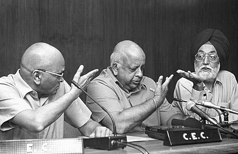 Former chief election commissioner T N Seshan (C) and election commissioners G V G  Krishnamurthy (L) and M S Gill (R) at a press conference in January 1996