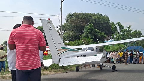 After confirming that no one was hurt and nothing happened seriously, a large number of people rushed there to see the flight.