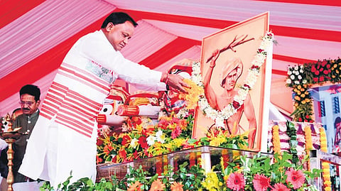 Chief Minister Mohan Charan Majhi pays tribute to Bhagwan Birsa Munda during Janjatiya Gaurav Divas celebration at Rourkela on Saturday.