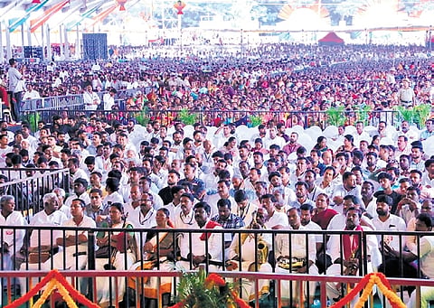 People at the programme attended by Chief Minister Siddaramaiah and other ministers at Sidlaghatta in Chikkaballapur district, on Monday