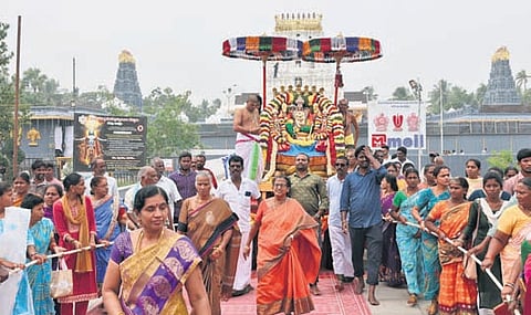 The divine emblem of Garutmanta (Lord Garuda) was hoisted onto the Dhvajastambham, inviting celestial beings to preside over the festivities. 