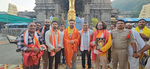 Kohli embraced the ‘Kappa Sthamba’ (sacred pillar) before taking darshan of the presiding deity and offering special prayers.