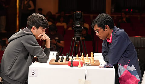 Sindarov in action against Praggnandha at the Tech Mahindra Global Chess League