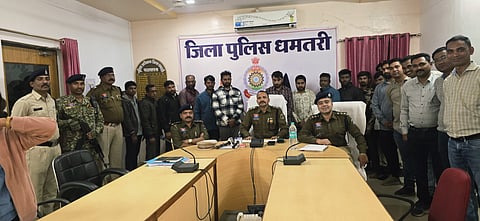 An inter-state gang involved in organised crime had entered the house of a doctor without carrying any valid search warrant or identification cards and pretended to be IT officials