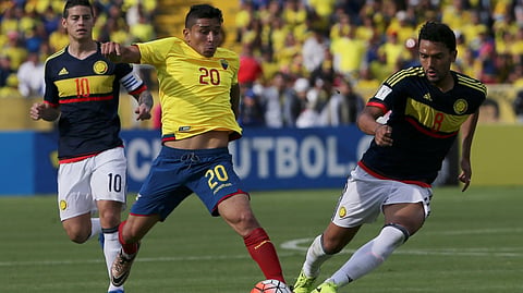 Ecuador's Mario Pineida, center, and Colombia's Abel Aguilar battle for the ball during their 2018 World Cup qualifying soccer match at the Atahualpa Olympic Stadium in Quito, Ecuador, March 28, 2017. 