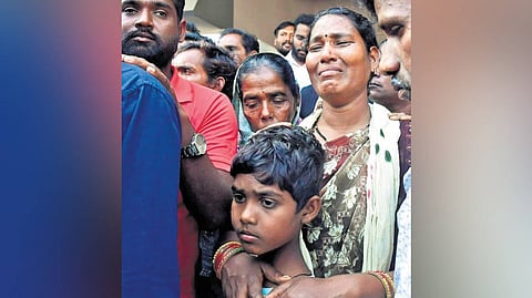 Lalitha, wife of Ramnarayan Baghel, 
breaks down upon seeing his body at Thrissur Government Medical College.