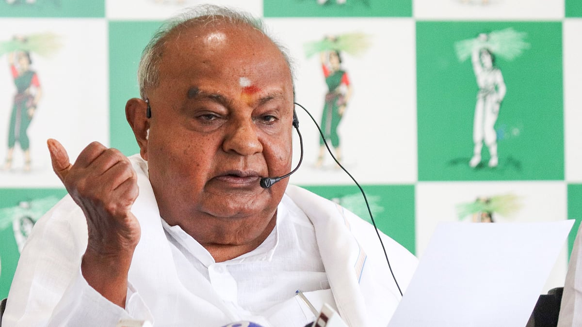 Veteran leader H D Deve Gowda stays in the fray amid row with Mallikarjun  Kharge