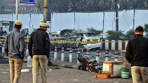 Officials investigate the car bomb explosion near the Red Fort in Delhi