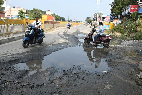 Potholes and deep depressions occur at frequent intervals, in some places nearly every 50 metres, forcing riders to brake suddenly around them. 