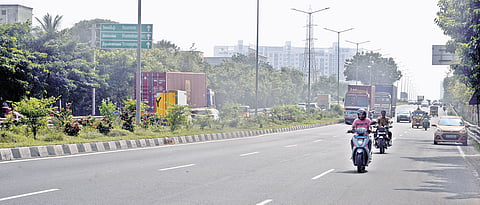 A low-level centre median of 200 mm in height on Chennai bypass road near Nolambur 