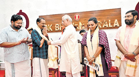 Governor Rajendra Arlekar meeting councillors of the corporation at Lok Bhavan 