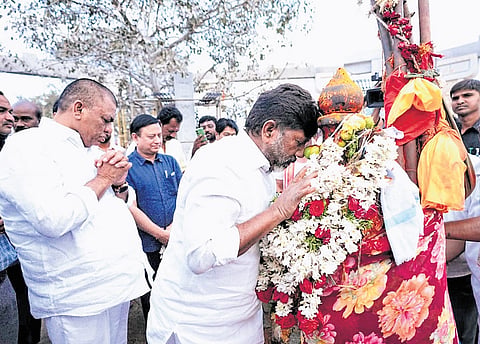 Deputy Chief Minister Mallu Bhatti Vikramarka offers prayers at Medaram on Sunday.