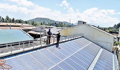 Between April and December 2025, Gujarat added 7,032 MW of solar capacity, while Rajasthan commissioned solar plants totalling 8,371 MW. 