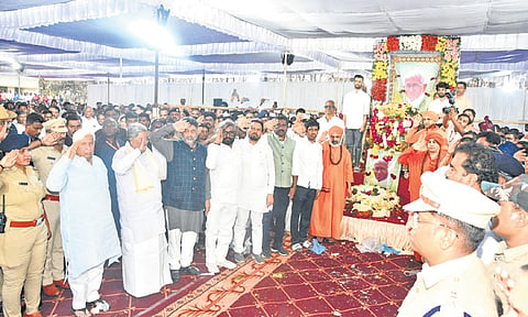 Chief Minister Siddaramaiah, Deputy CM D K Shivakumar, ministers and others pay their last respects to late Bheemanna Khandre at Shanti 
Dhama of Chikkalchanda village of Bhalki taluk, Bidar district, on Saturday evening.