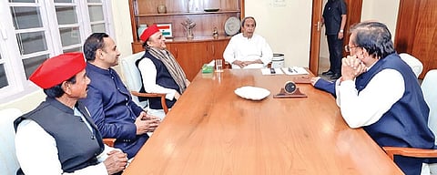 SP president Akhilesh Yadav interacting with BJD supremo Naveen Patnaik at Naveen Nivas, in Bhubaneswar on Friday 