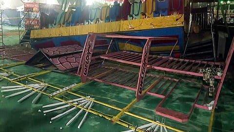 One side of the swing broke; Inspector Jagdish Prasad rushed to rescue people but was seriously injured when it collapsed.