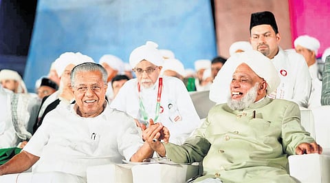 Chief Minister Pinarayi Vijayan and Samastha president Sayyid Muhammad Jiffiri Muthukoya Thangal at the Samastha Centenary Grand Conference in 
Kasaragod 