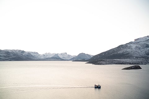This photograph taken on February 13, 2026 shows a fishing boat cutting through the bay’s waters in the light of the setting sun, seen from the settlement of Kapisillit, Greenland.
Isolated, the colony is only accessible after a two-hour boat trip or by helicopter. Access to healthcare is a real struggle for the residents of Kapisillit. 