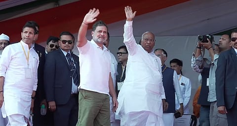 Congress leaders Rahul Gandhi and Mallikarjun Kharge at the Kisan Mahachaupal held in Bhopal.