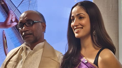 Chief artisan of Dewangan community, Amritlal with actor Yami Gautam 