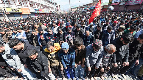 Srinagar, Mar 01 (ANI): Shia Muslims offer prayers as they mourn the killing of Iran's Supreme Leader Ayatollah Ali Khamenei in Israeli‑US strikes, at Lal Chowk, in Srinagar on Sunday. 