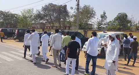 A large number of the deceased’s relatives and villagers gathered at the Chaupanki police station and staged a protest. 
