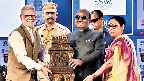 TNIE Editorial Director Prabhu Chawla and  Editor Santwana Bhattacharya presenting a memento to West Bengal Governor Dr CV Ananda Bose at ThinkEdu Conclave; (right) Bihar Governor Arif Mohammed Khan.