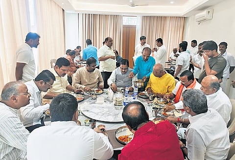 BY Vijayendra and Radha Mohan Aggarwal have lunch with former MP Dr GM Siddeshwar in Davanagere on Thursday 
