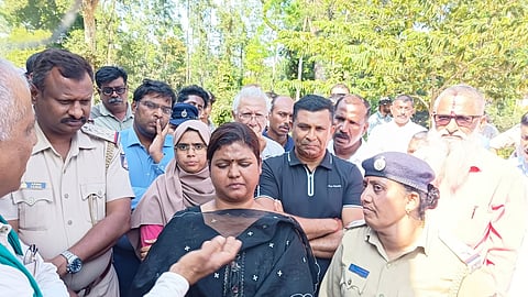 Hundreds of villagers, supported by farmers from across the district, gathered at the incident spot in Siddapura and protested against the forest department. 