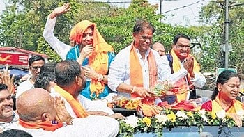 Ray and Union Minister Jual Oram greet supporters during the procession