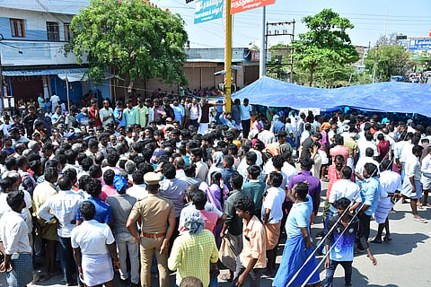 The girl’s relatives protesting on the Tenkasi-Madurai NH on Wednesday 