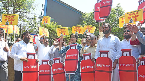 Assembly LoP and former CM Atishi, who was at the forefront of the demonstration, rued, “The entire country is bearing the impact of the crisis. People across Delhi and beyond have been forced to wait in long queues for gas cylinders. 