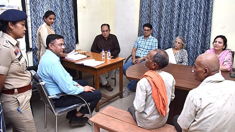 The biggest changes are evident at the Bhilai Women’s Police Station. Once known mainly for protecting women, the station now does much more. Every Sunday, its halls are filled with conversation instead of urgency. 