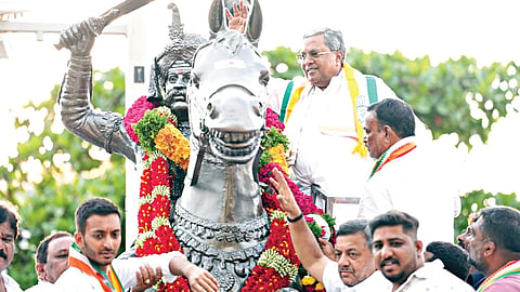 Chief Minister Siddaramaiah garlands the statue of Madakari Nayaka in Davanagere on Thursday 