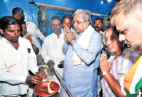 Chief Minister Siddaramaiah offers puja at the Durga Devi temple in Muchakhandi, Bagalkot, while campaigning for the bypolls 