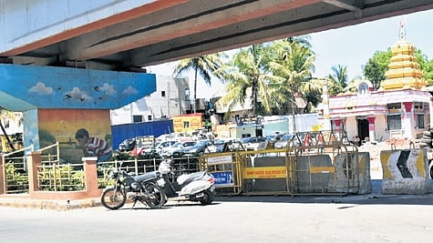 Police barricade at Unkal bridge to prevent entry of vehicles from the  wrong side