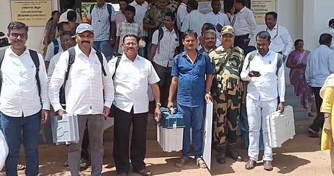 Staff deployed for bypoll 
duty leave for polling booths 
in Bagalkot bDavanagere South on Wednesday