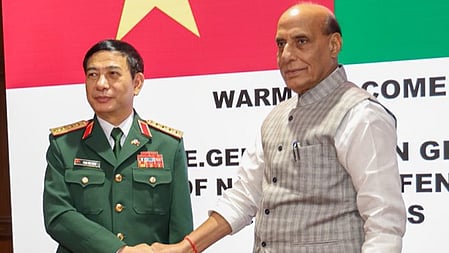 Rajnath Singh with Phan Van Giang 