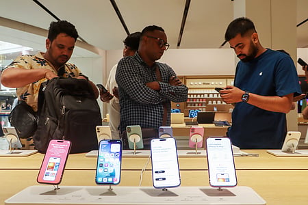 Global smartphone shipments fall