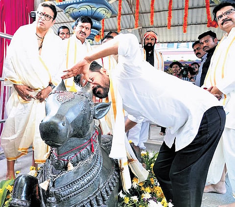 Chief Minister A Revanth Reddy takes Shrungadarshan at the Kaleshwara Mukteshwara Swamy temple in Jayashankar Bhupalpally district on Monday.